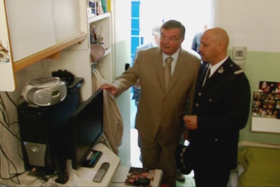 Michel Mercier visite une cellule  la maison d'arrt d'Ajaccio  Dicom - P. Sbe